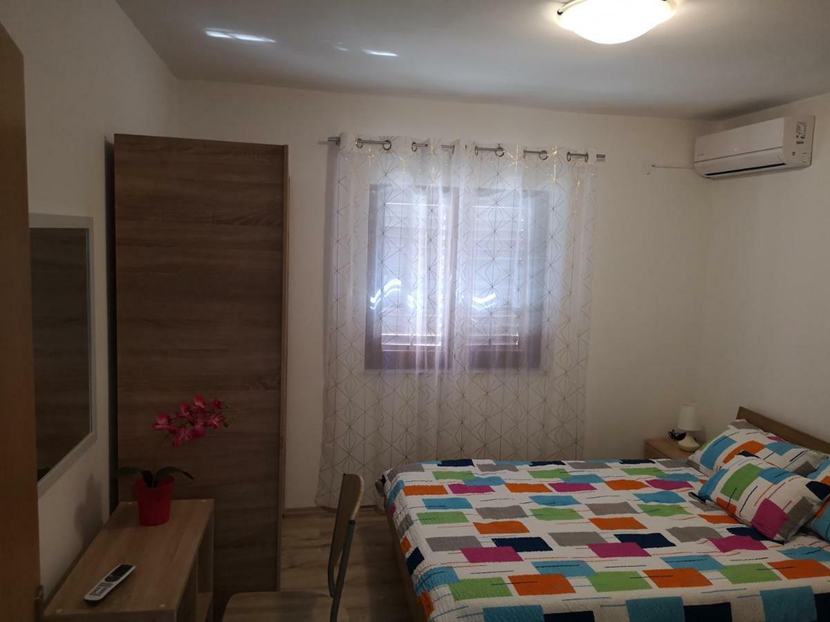 Tomek Apartment Vir Exterior photo