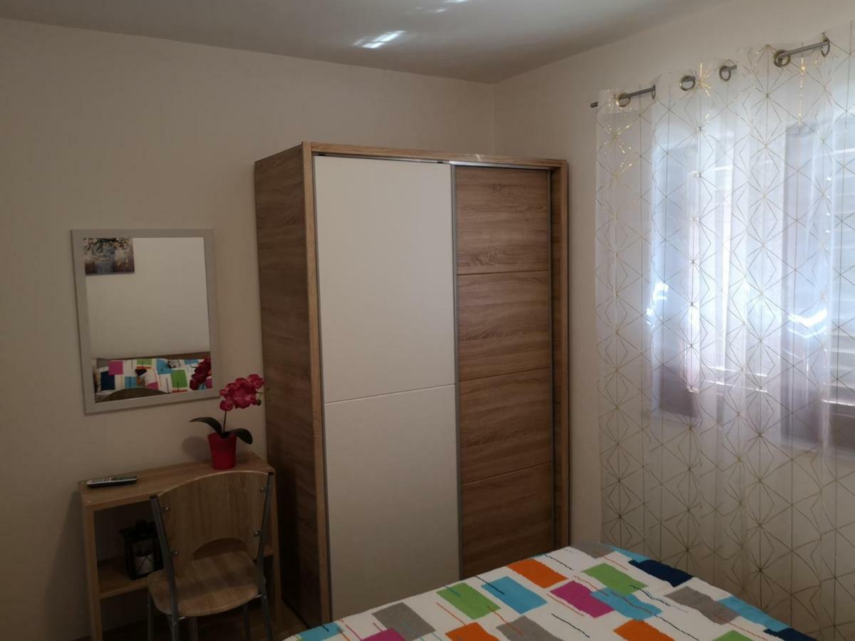 Tomek Apartment Vir Exterior photo